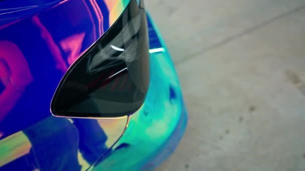 Bumelion Renkli Filmdeki Lüks Bir Arabanın Arka Farının Yakın Çekimi — Stok video