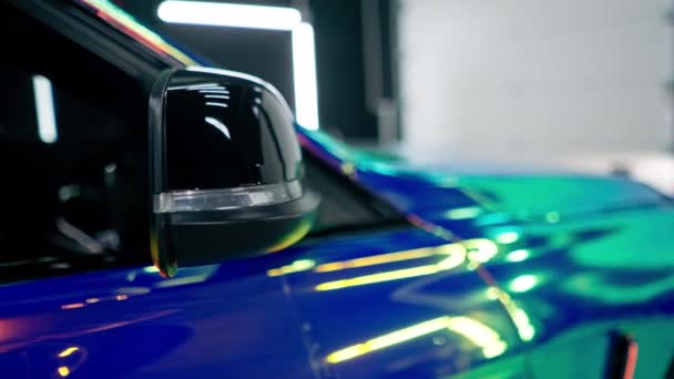 Närbild Spegeln Lyxbil Täckt Med Kamelion Film Vid Biltvätt Färd — Stockvideo