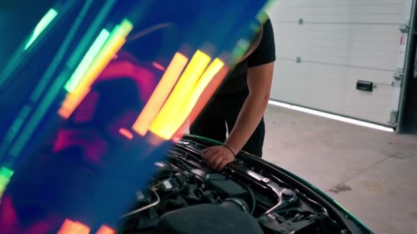 Pracownik Serwisu Samochodowego Kluczem Ręku Naprawia Samochód Kamillion Kolorowy Film — Wideo stockowe