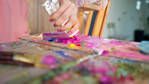 Närbild Flicka Konstnär Pressa Färg Från Ett Rör Målning Palett — Stockvideo