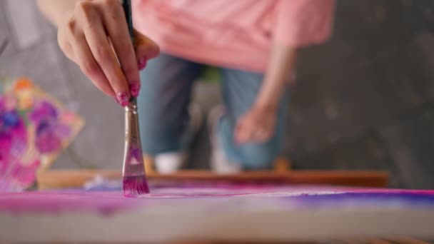 Primer Plano Una Artista Con Pincel Aplicando Pintura Óleo Una — Vídeo de stock