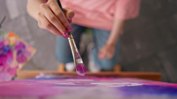 그림을 스튜디오에서 Easel에 그림에 페인트를 브러시와 예술가의 클로즈업 — 비디오
