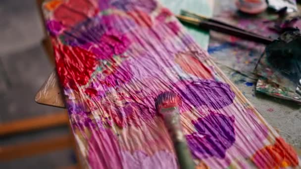 Primer Plano Artista Sentada Cerca Caballete Tomando Pintura Una Paleta — Vídeo de stock