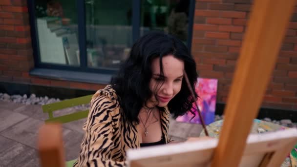 Jeune Jolie Fille Artiste Assis Sur Une Chaise Dans Rue — Video