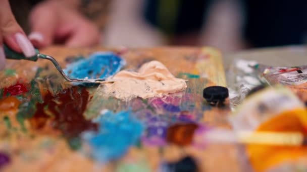 在创作绘画的过程中 一名女艺术家用喷漆从调色板上取下绘画的特写 — 图库视频影像