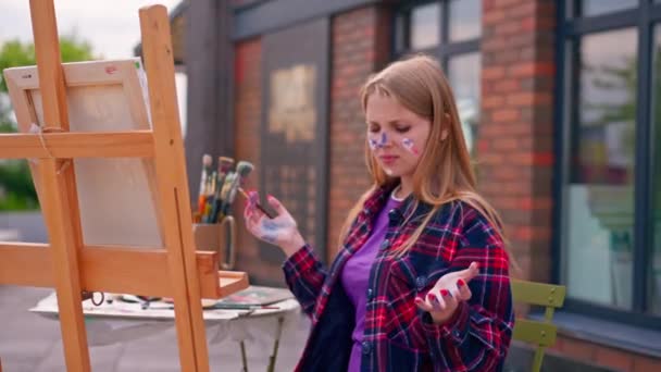 Focalisée Fille Artiste Avec Peinture Sur Son Visage Peinture Une — Video
