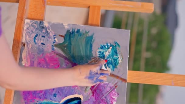 Close Unei Fete Artist Care Aplică Vopsea Ulei Spatulă Unei — Videoclip de stoc