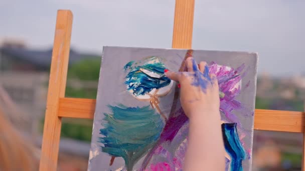 Gros Plan Une Fille Artiste Appliquant Peinture Huile Avec Une — Video