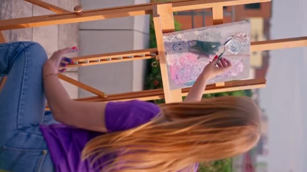 Egy Fiatal Lány Művész Festeni Képet Ecsettel Egy Vászonra Hogy — Stock videók