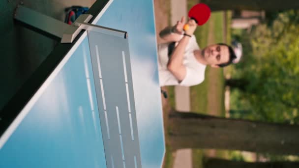 Vidéo Verticale Homme Fauteuil Roulant Joue Tennis Table Dans Parc — Video