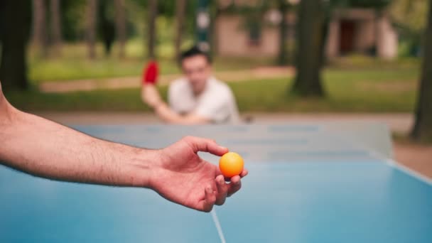 Nahaufnahme Des Servierens Eines Tischtennisballs Vor Dem Hintergrund Eines Gegners — Stockvideo