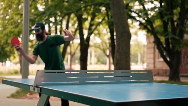 Yetişkin Neşeli Uzun Saçlı Gri Sakallı Masa Tenisi Oynayan Mutlu — Stok video
