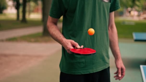 Крупным Планом Человека Ударившего Оранжевый Мяч Теннисной Ракеткой Городском Парке — стоковое видео