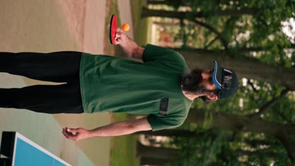 Вертикальное Видео Взрослый Бородатый Мужчина Ударяет Оранжевый Мяч Теннисной Ракеткой — стоковое видео