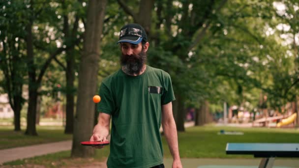 Homme Barbu Adulte Frappe Une Balle Orange Avec Une Raquette — Video