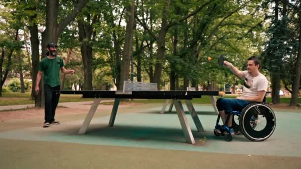Seorang Pria Kursi Roda Bermain Tenis Meja Ping Pong Dengan — Stok Video