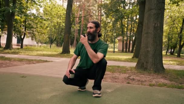 Портрет Бородатого Взрослого Мужчины Держащего Трубку Табаком Городском Парке Выдыхающего — стоковое видео