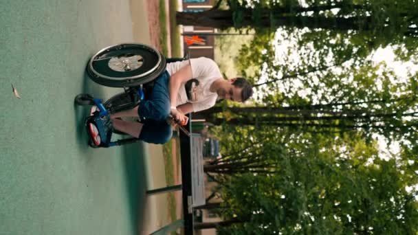 Vertikální Video Mladý Muž Invalidním Vozíku Dívá Tenisovou Raketu Před — Stock video
