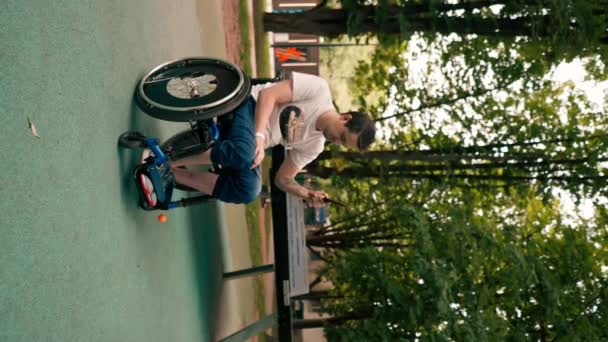 Vídeo Vertical Homem Uma Cadeira Rodas Concentra Bater Uma Bola — Vídeo de Stock