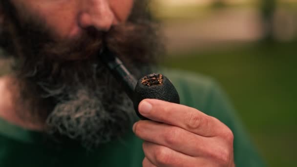 Primo Piano Uomo Barbuto Possesso Una Pipa Con Tabacco Nel — Video Stock