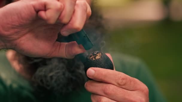 Zbliżenie Męskich Rąk Palenie Fajki Tytoniem Parku Miejskim Wydychanie Dymu — Wideo stockowe