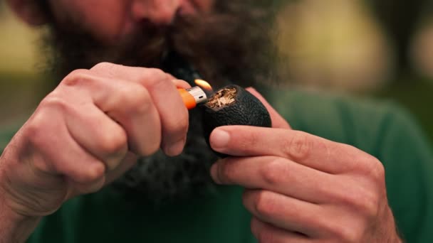 Primo Piano Mani Maschili Fumare Una Pipa Con Tabacco Nel — Video Stock