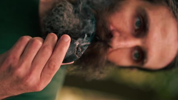 Vertikal Video Närbild Skäggig Man Håller Ett Rör Med Tobak — Stockvideo