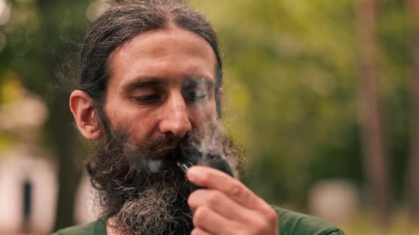 Primer Plano Cara Barbudo Hombre Celebración Pipa Con Tabaco Ciudad — Vídeos de Stock
