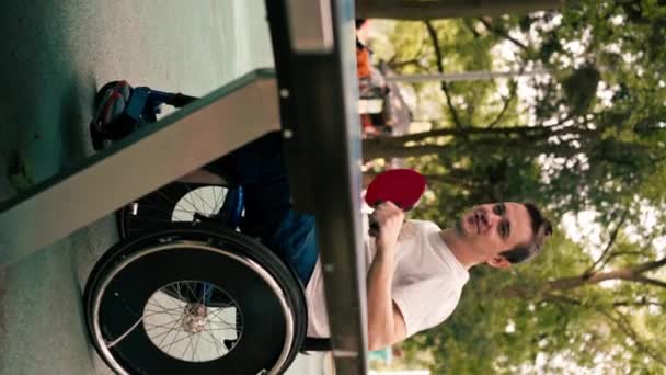 Вертикальное Видео Человек Инвалидной Коляске Играет Настольный Теннис Городском Парке — стоковое видео