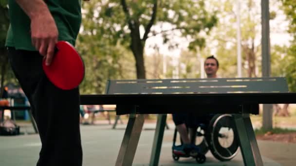Mand Kørestol Spiller Bordtennis Bordtennis Pong Med Sin Ven Byparken – Stock-video
