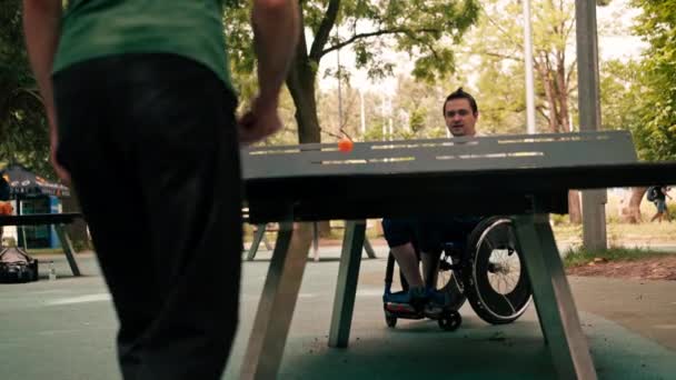 Чоловік Інвалідному Візку Грає Настільний Тенісний Пінг Понг Своїм Другом — стокове відео