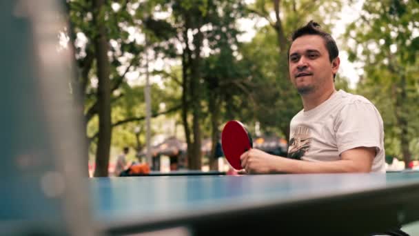 Человек Инвалидной Коляске Играет Настольный Теннис Городском Парке Эмоционально Практикует — стоковое видео