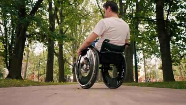 Sorridente Jovem Executa Truques Uma Cadeira Rodas Parque Cidade Recreação — Vídeo de Stock