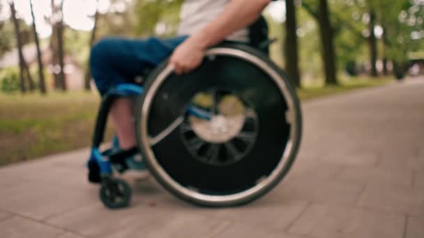 Человек Выполняет Трюки Инвалидной Коляске Городском Парке Активного Образа Жизни — стоковое видео