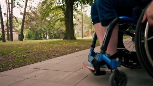 Мужчина Катается Инвалидном Кресле Нажимает Тормоз Городском Парке Активного Отдыха — стоковое видео