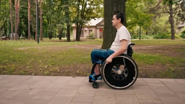 Férfi Lovaglás Tolószék Séta Városi Parkban Aktív Életmód Mobilitás Akadályok — Stock videók