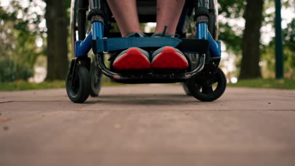 Detailní Záběr Nohy Člověka Invalidním Vozíku Městském Parku Pojetí Mobility — Stock video