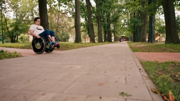 Усміхнений Щасливий Чоловік Катається Інвалідному Візку Ходить Міському Парку Активний — стокове відео