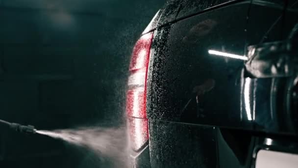 Mężczyzna Myjnia Pracownik Stosuje Detergent Myjni Samochodowej Czarny Luksusowy Samochód — Wideo stockowe