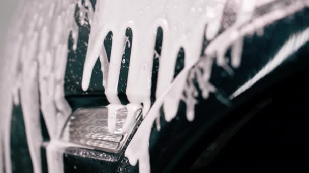Primer Plano Del Detergente Lavado Automóviles Que Gotea Coche Lujo — Vídeo de stock