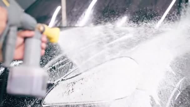Närbild Manliga Biltvätt Anställd Applicerar Biltvätt Tvättmedel Svart Lyxbil Med — Stockvideo