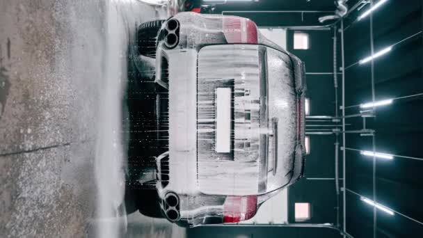 Närbild Biltvätt Tvättmedel Droppar Lyxbil Biltvätt Eller Biltvätt Vertikalt — Stockvideo