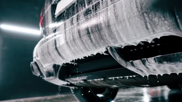 Close Detergente Lavagem Carro Pingando Fora Carro Luxo Durante Limpeza — Vídeo de Stock