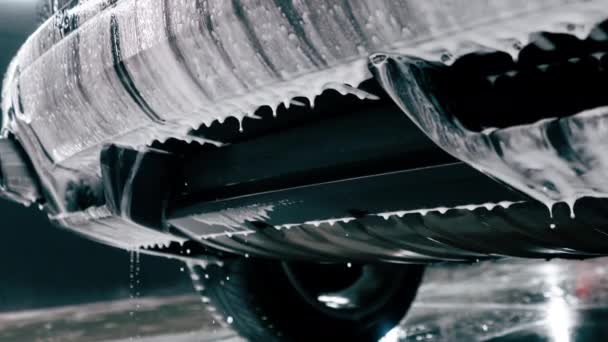 Крупный План Моющего Средства Автомобиля Капающего Роскошного Автомобиля Время Чистки — стоковое видео