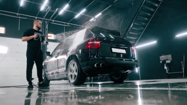 Dipendente Lavaggio Auto Maschile Applica Detersivo Autolavaggio Auto Lusso Nera — Video Stock
