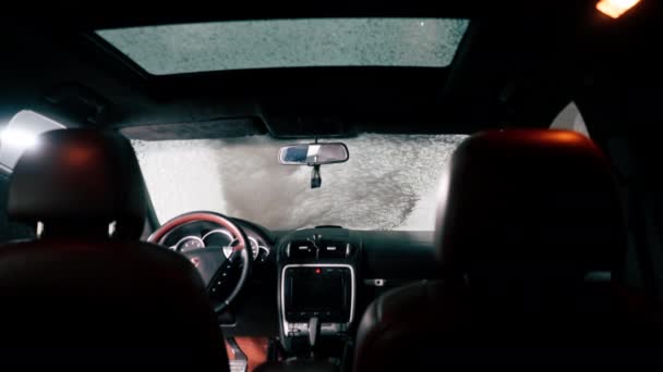 在使用泡沫和压力垫圈洗车时 对豪华轿车的挡风玻璃和内部进行特写 — 图库视频影像