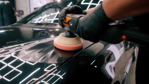 Oto Yıkama Işçisi Siyah Lüks Arabanın Kaputunu Cilalamak Için Bir — Stok video