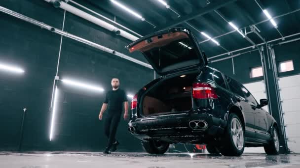 Egy Autómosó Autómosóban Áll Fekete Luxusautó Nyitott Csomagtartójában — Stock videók