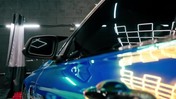 Közelkép Tükör Kerék Lökhárító Luxus Autó Borított Védő Film Kaméleon — Stock videók