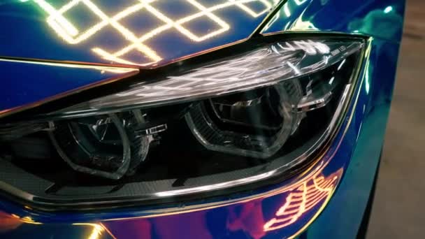 Közelkép Fényszóró Kerék Lökhárító Luxus Autó Borított Védő Film Kaméleon — Stock videók